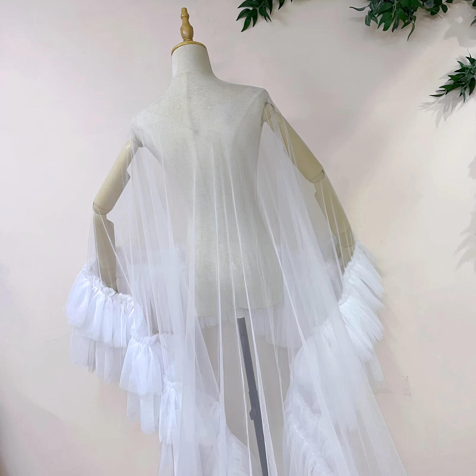 Mantella da sposa lunga in rete morbida con bordo volant corto davanti e lungo nella parte posteriore Accessori coordinati per abiti da festa da sera