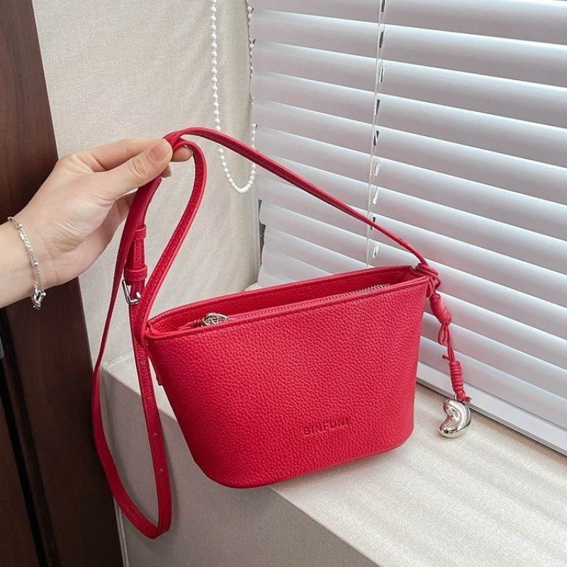 Elegante Tragetaschen für Damen von Luxusmarke, Echtlederkonstruktion, geräumig und leicht, perfekt für