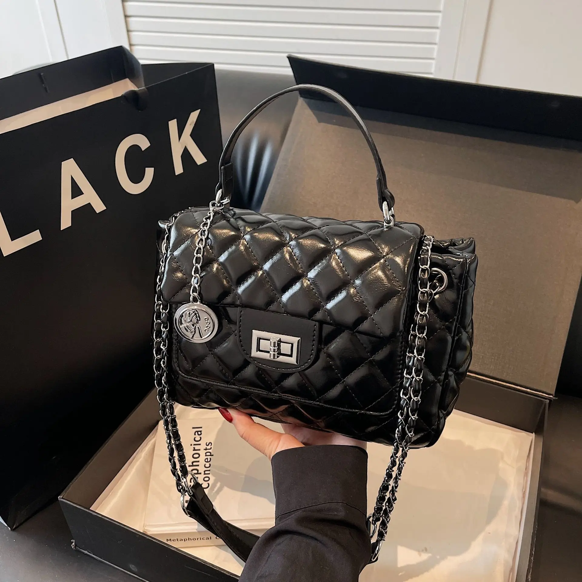 Bolso de Hombro Urbano Chic para Mujer, Bolso Cuadrado Pequeño y Elegante con Cadena, Bolso Versátil Retro de Material PU Suave