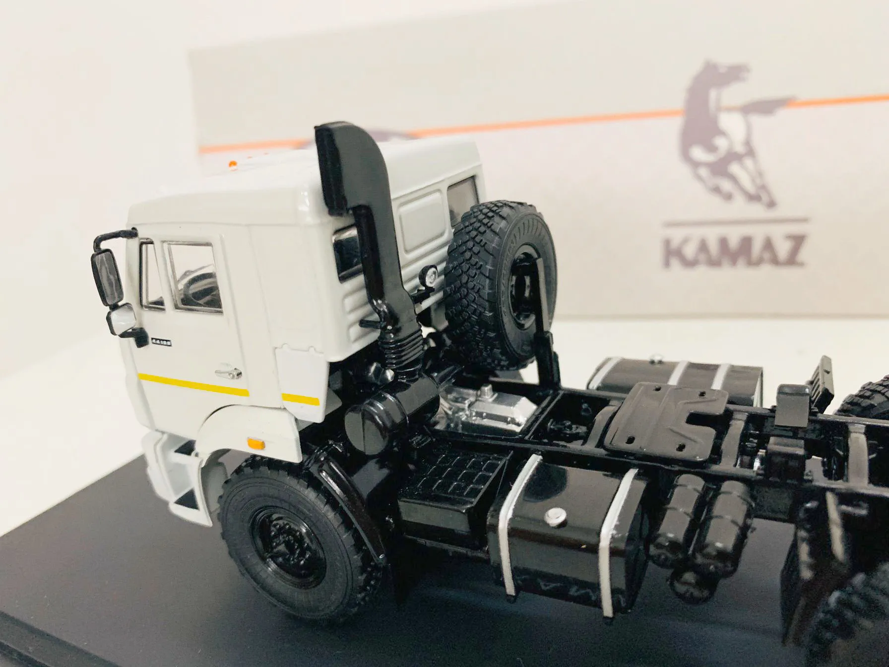 Démar-Bles modèles à l'échelle SSM Kamaz 1:43 Modèle moulé sous pression Prime Mover Truck Kama3-44108