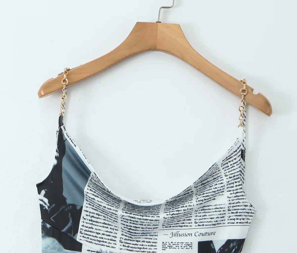 YENKYE Neues Damenkleid mit Zeitungsdruck, unregelmäßigem Saum, modisches rückenfreies Kleid mit dünnen Trägern und Kette, sexy Sommerkleid – Detail 2