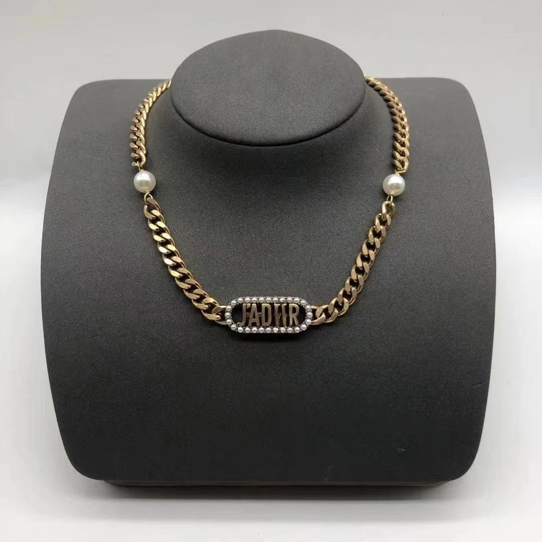 

Классическое ожерелье с треугольной подвеской - цепочка в евро-американском стиле, элегантные нишевые дизайнерские украшения для нее