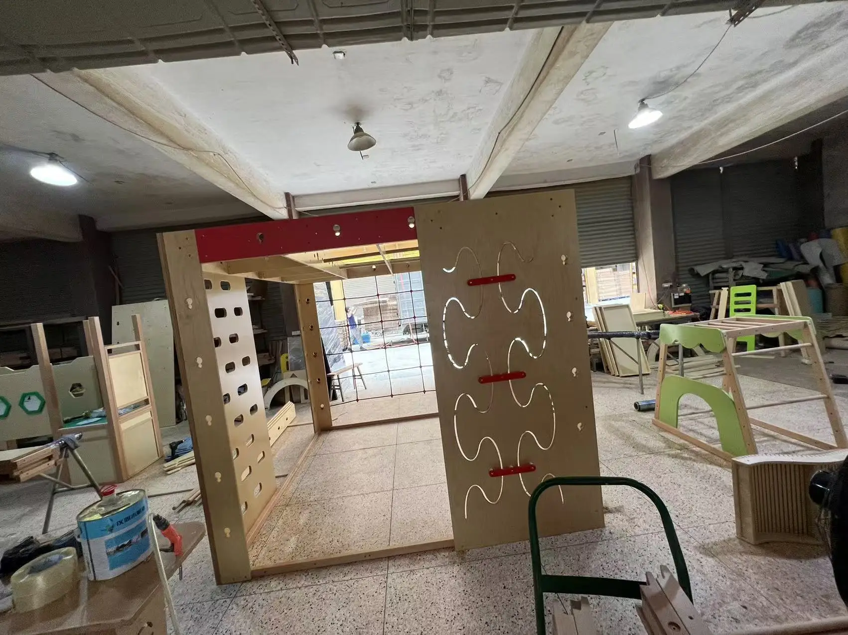 ملعب داخلي متعدد الوظائف مع سلالم خشبية وحبل شبكي للتسلق على الحائط لصالة الألعاب الرياضية العائلية للأطفال