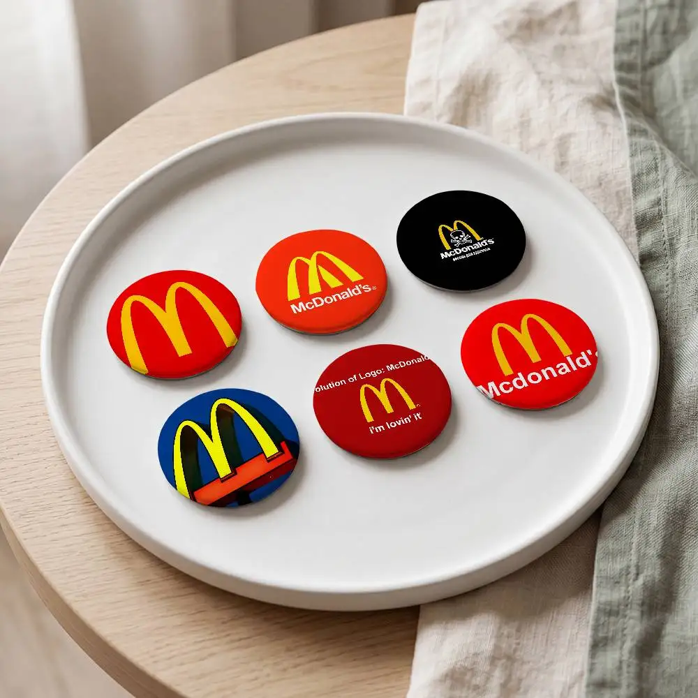 Broches Redondos M-Famous LOGO M-McDonaldes de 25, 32, 44, 58, 75 mm para Cosplay, Decoração de Bolsas, Presentes para Fãs, Coleção, Amigos e Lembrança