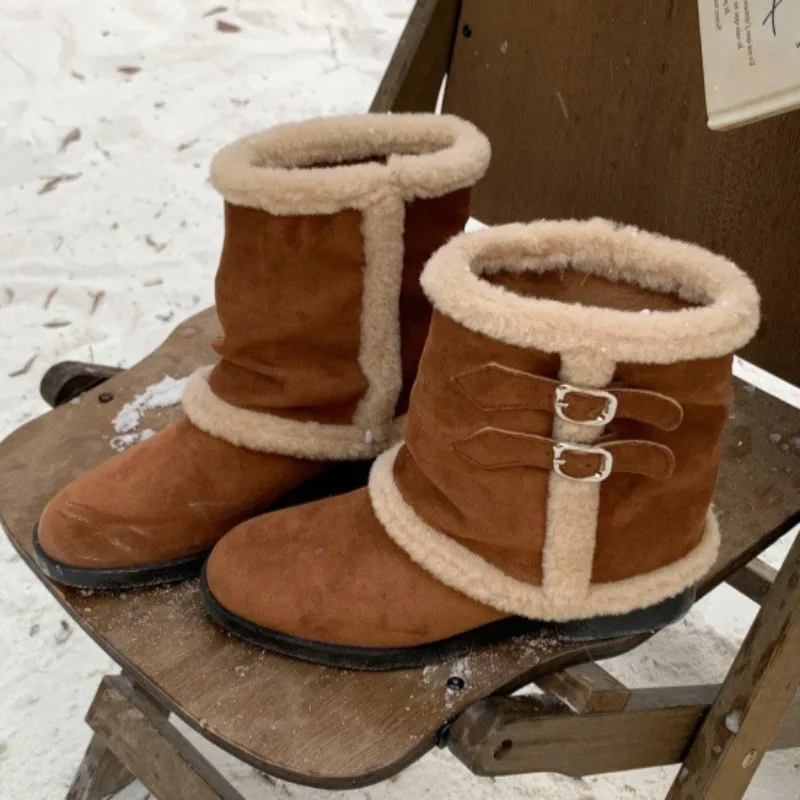 Botas de nieve cortas y cálidas de felpa para mujer, botines de ante sintético marrón, botas de plataforma de diseño decorado con doble hebilla de lujo, otoño e invierno