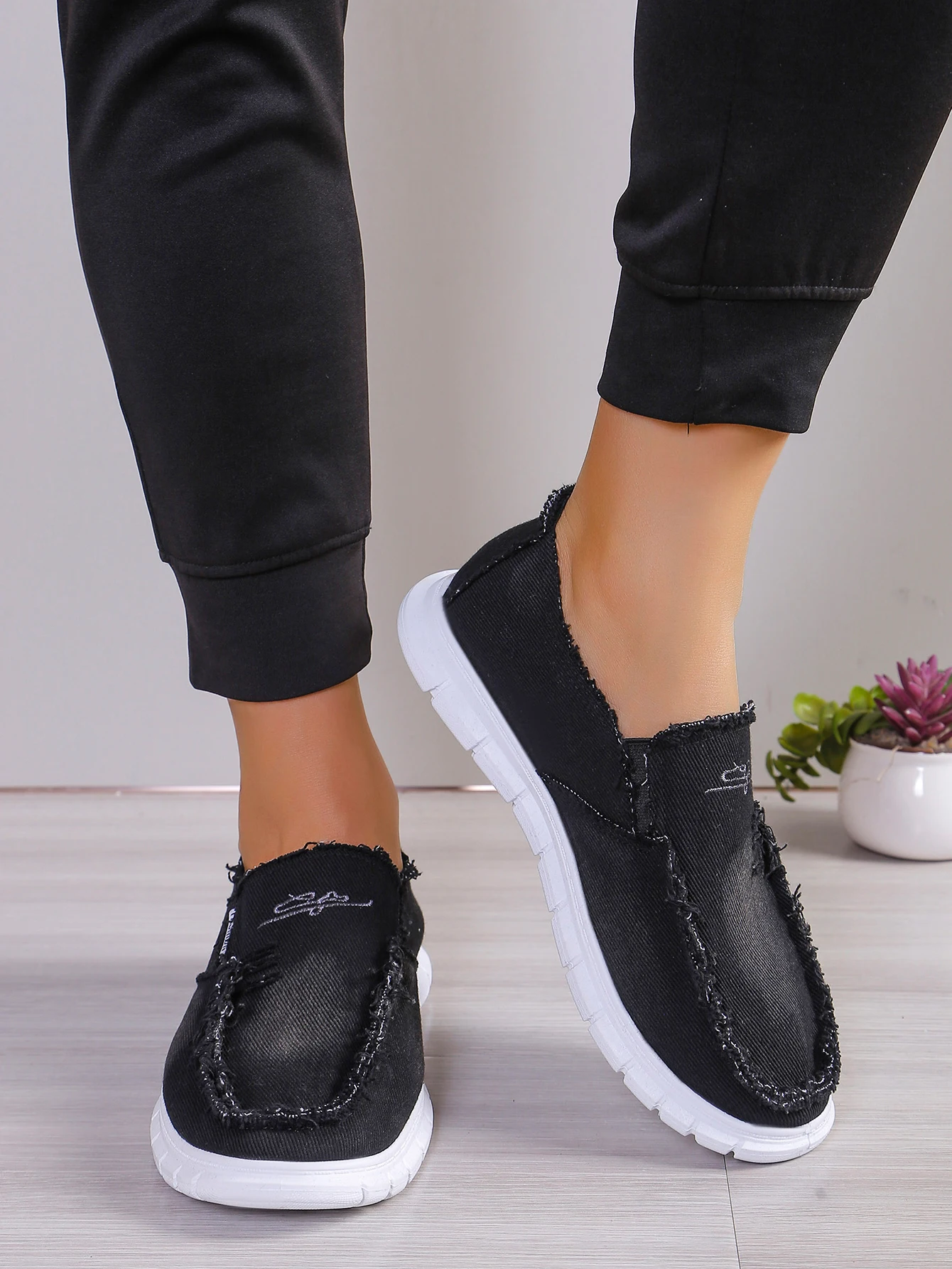 Damen-Slip-On-Schuhe aus Segeltuch, lässige Slipper mit Gänseblümchen-Stickerei, bequeme, leichte Wanderschuhe für den täglichen Gebrauch – Detail 15