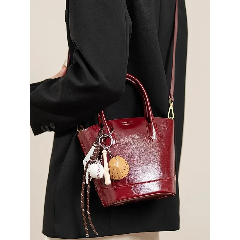 

High-end retro red bucket bag,Female2026Autumn and Winter New Niche Bride Wedding Bag,Handheld Commuter Crossbody Bag,3D Handbag