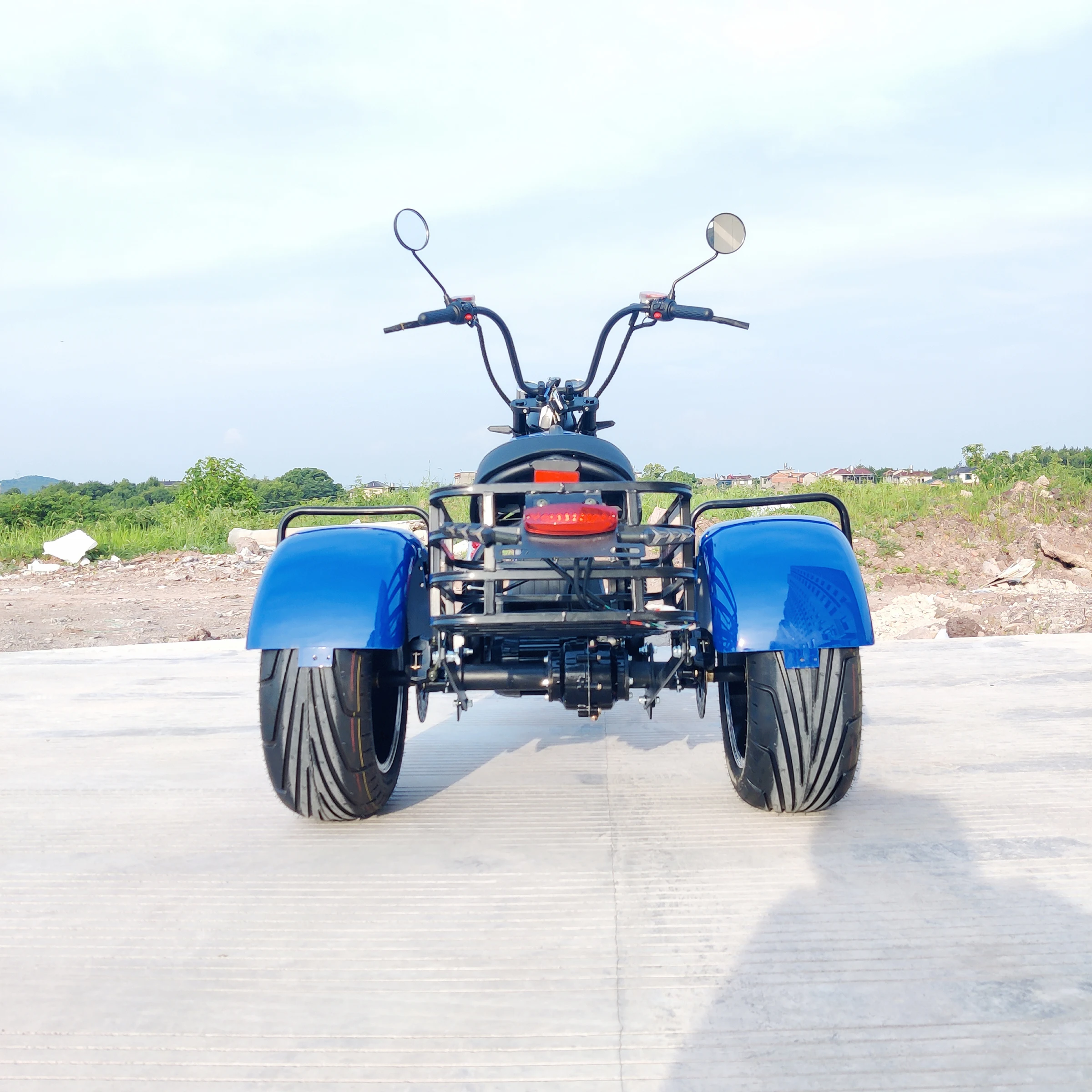 Dreirädriger Elektroroller für Outdoor-Reisen mit 18-Zoll-Fettreifen, 1500 W Motor, Höchstgeschwindigkeit 30–40 km/h, Elektromotorrad