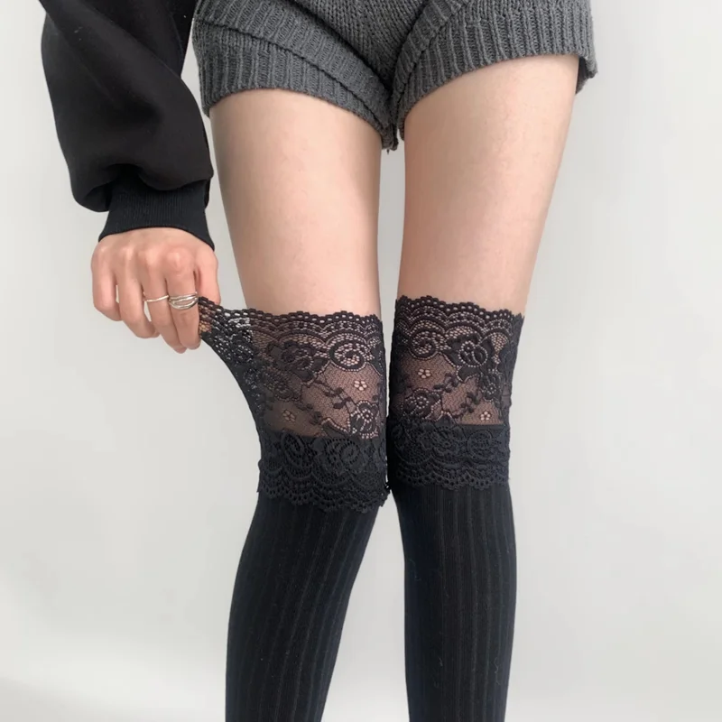 1 paio di calzini lunghi con volant e bordi in pizzo a righe, calzini traspiranti sopra il ginocchio da donna