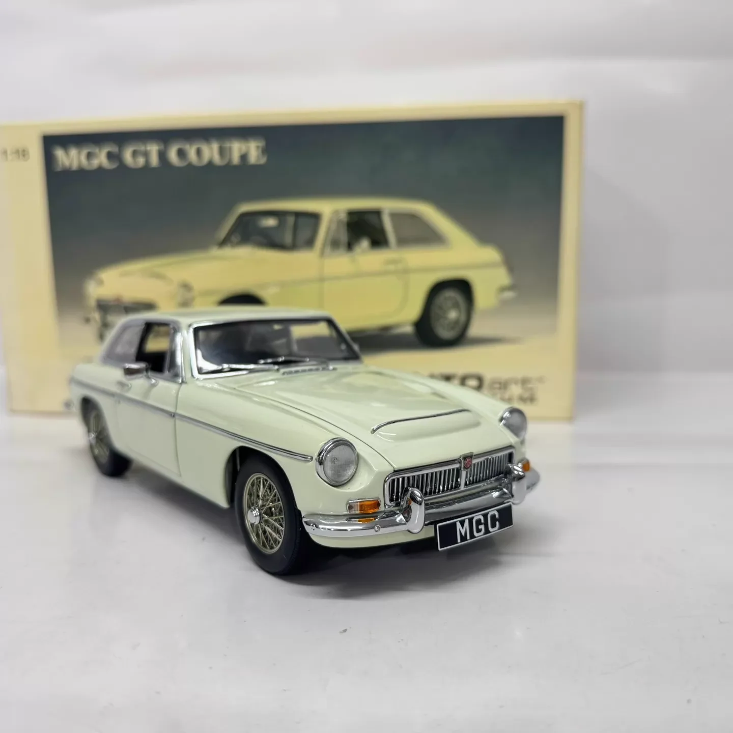 Die-cast 1:18 Scale MG MGC GT Coupe Simulated Alloy Static Car