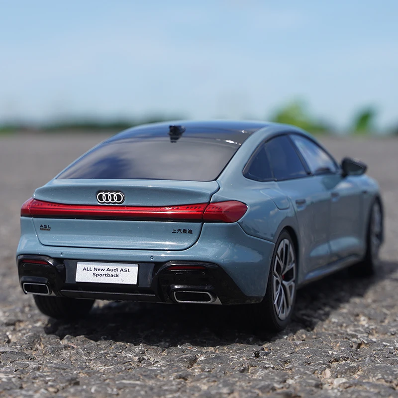 원래 공장 1:18 Audi A5L 다이캐스트 시뮬레이션 합금 자동차 모델, 소년 축제 선물 장난감, 성인 수집품 디스플레이 항목.
