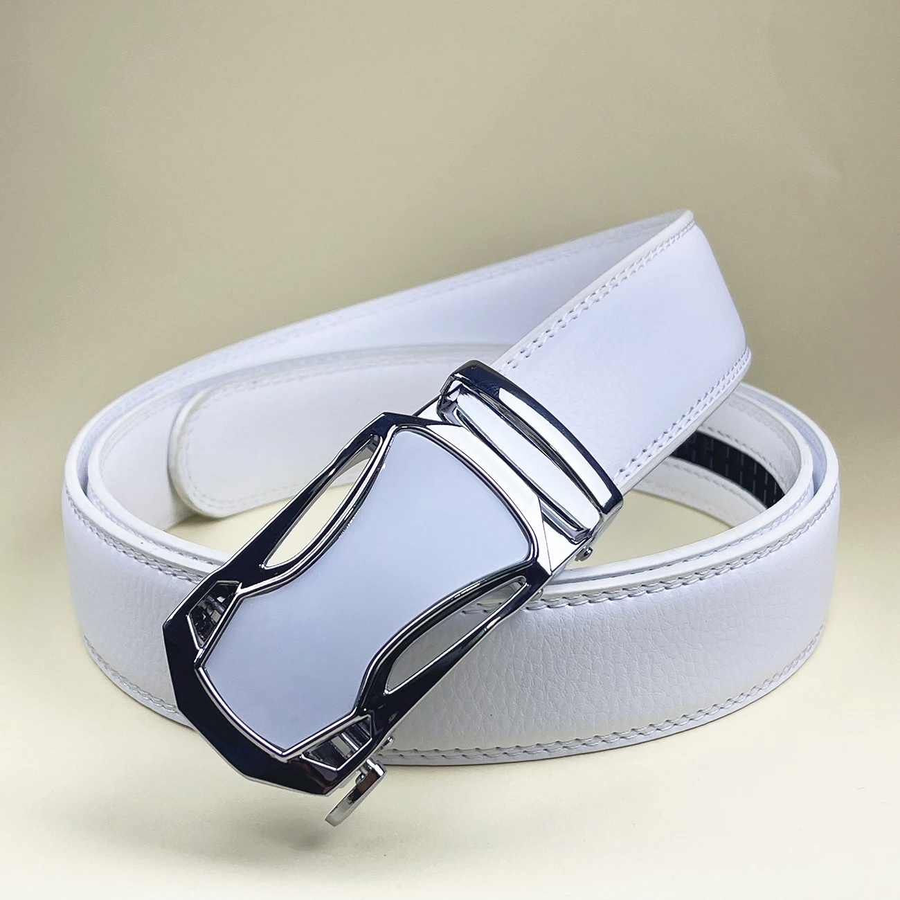 2025 اللون الأبيض أنيقة الرجال النساء للجنسين أحزمة جلدية حقيقية التلقائي مشبك العلامة التجارية الفاخرة أحزمة الذهب عالية الجودة