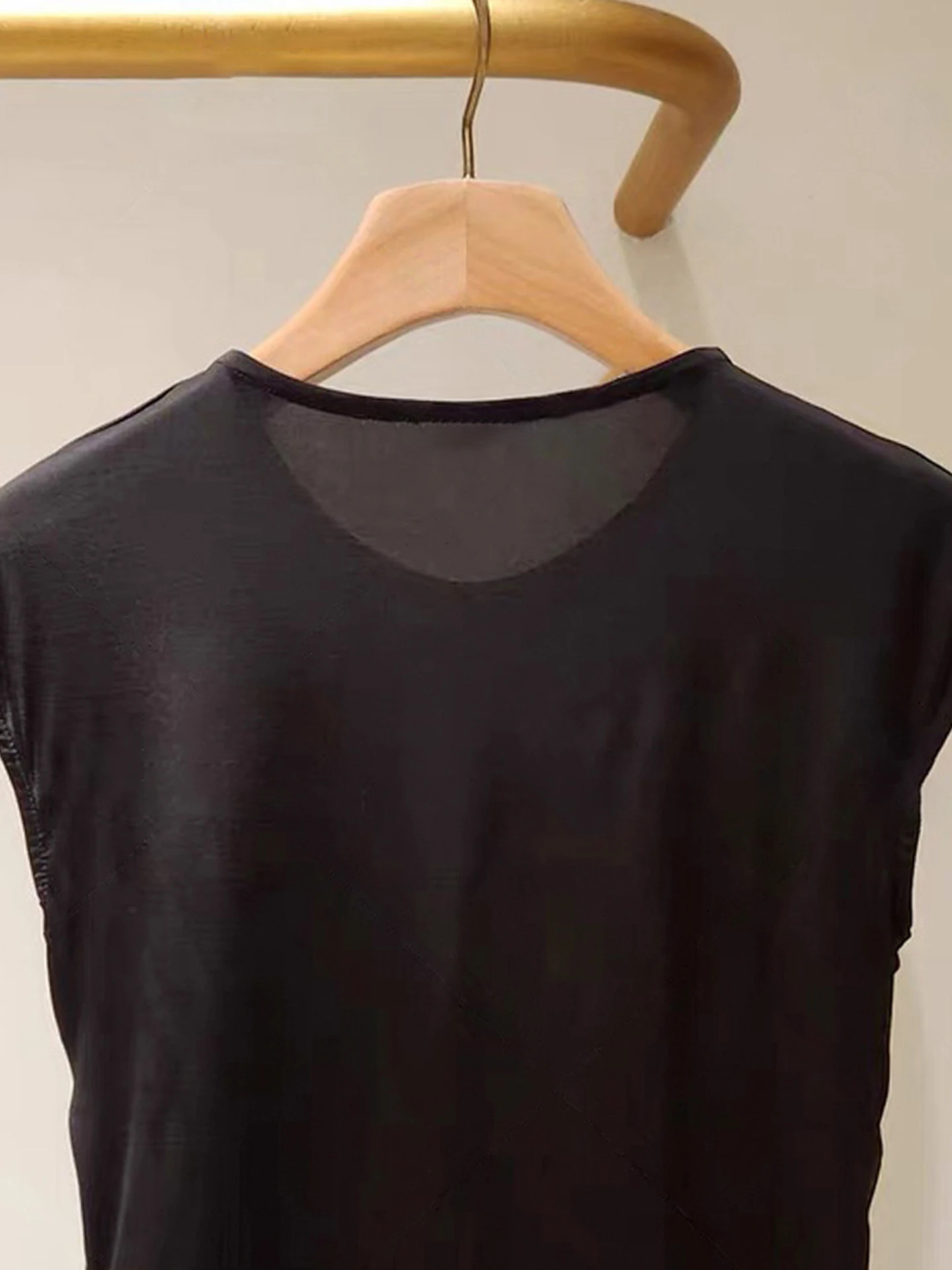 توب نسائي صيفي راقٍ من S Home Nan You بتصميم عقدة وطيات بدون أكمام، أسلوب عملي، قصة ضيقة، طول قصير، لون موحد