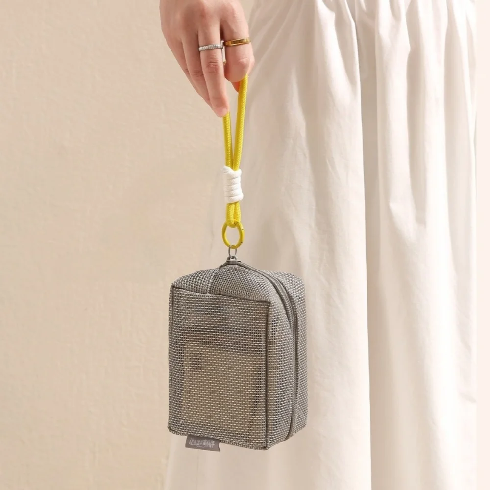 حقيبة مستحضرات التجميل الشبكية المحمولة باللون الرمادي وسحاب مربع للعملات المعدنية مع مقبض وحقيبة تخزين مفاتيح أحمر الشفاه ذات سعة كبيرة