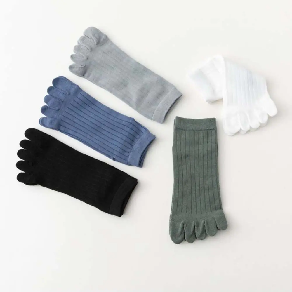 Dünne einfache Männer gestreifte schweißabsorbierende Baumwolle Fünf-Finger-Socken Männer Socken Split Toe Socken Sport Strumpfwaren