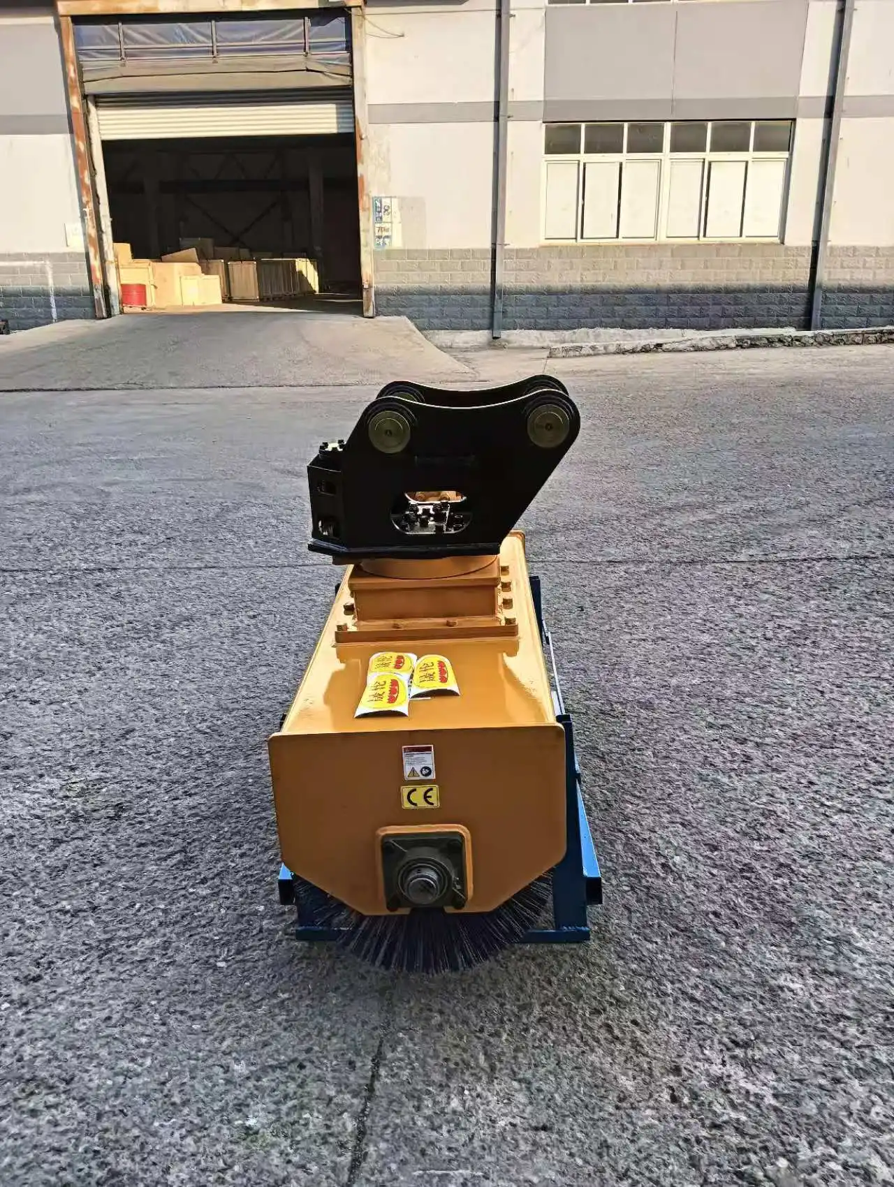 Rotating Sweeper Brush High Efficiency Carbon Steel Construction Machinery Attachment For 5-8 Ton Excavators