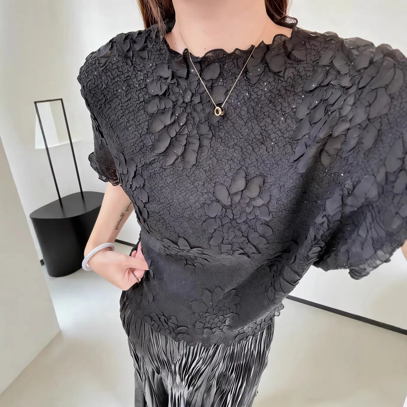 Miyake short-sleeved T-shirt for women, 2026 summer new style, embroidered gold foil, slimming and versatile top.