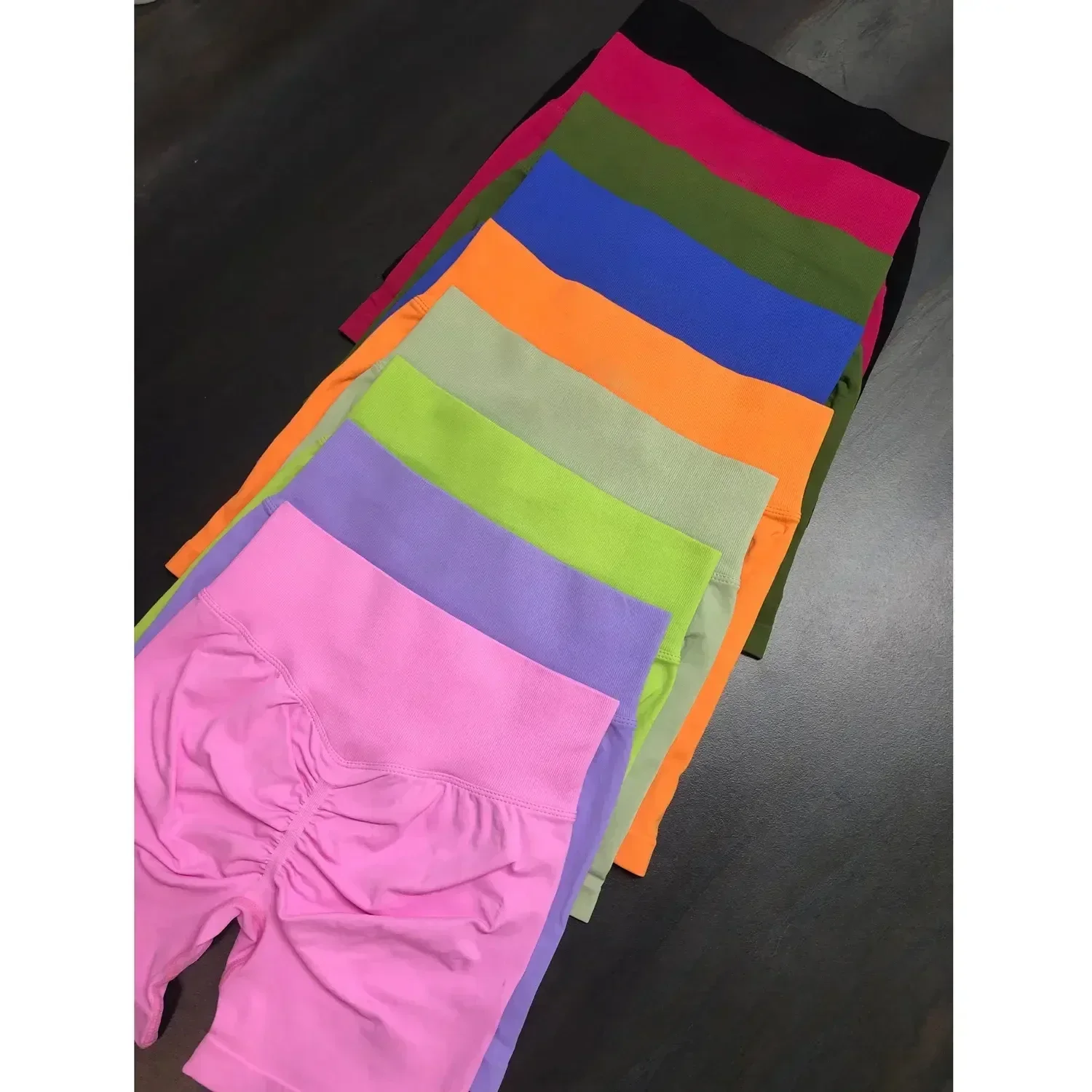 شورت ديناميكي 4.5 بوصة شورت يوجا قصير مضلع عالي الخصر للصالة الرياضية شورت عالي التمدد لراكبي الدراجات النارية