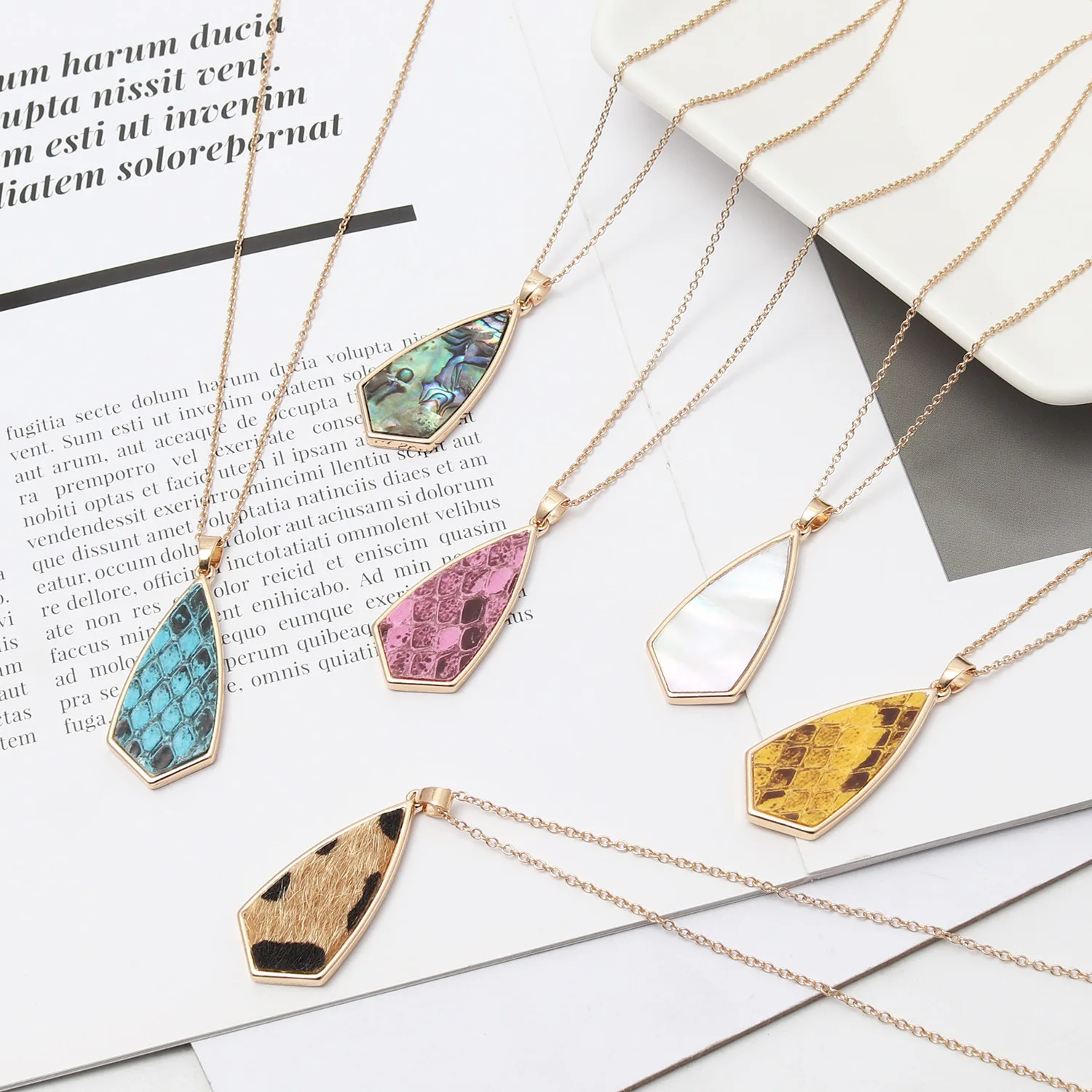 Body Jewelry Brands - Kalung Liontin Geometris Melengkung Leopard Cangkang