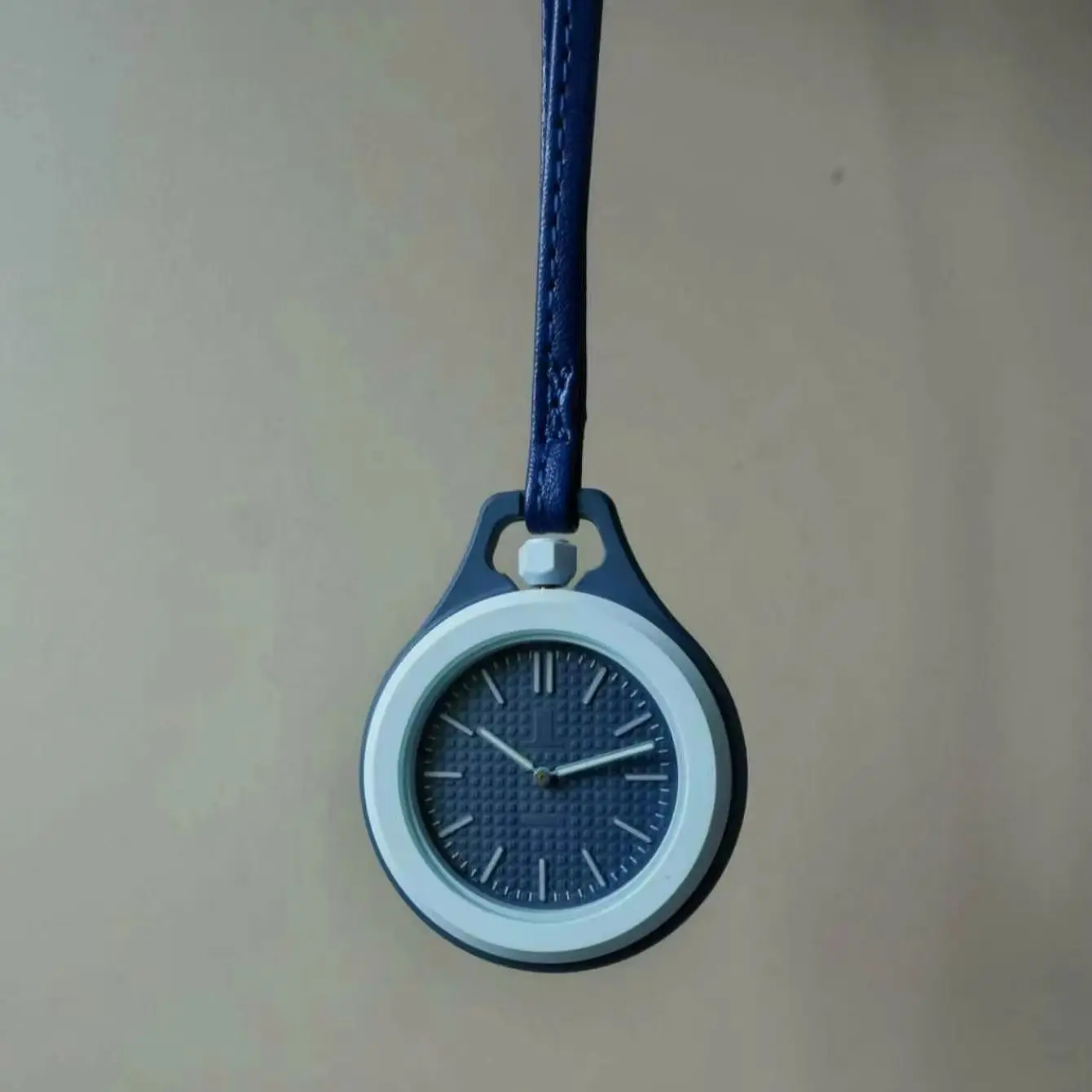 Casual Portable Hanging Quartz Watch with Round Dial, Neck Pendant Pocket Watch with Leather Strap, Fashionable Men's Daily Hanging Clock