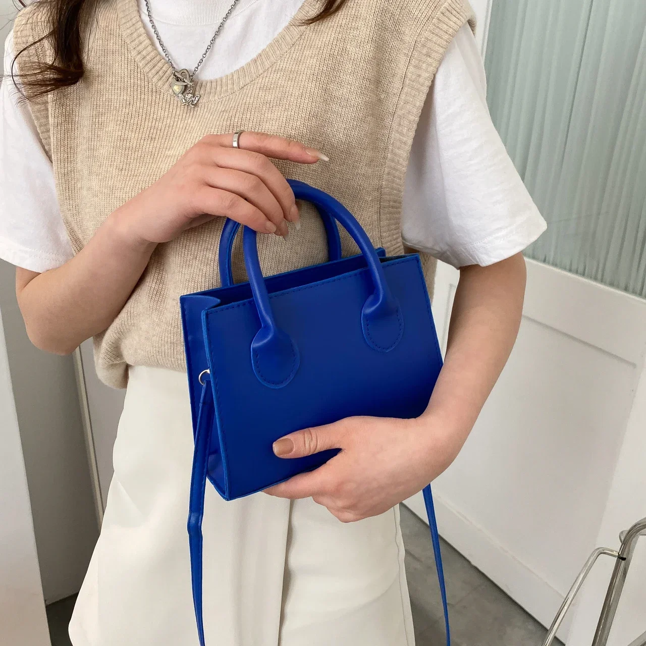 

2025 New! Minimalist Black Small Square Bag | All-Match Top Handle Purse | Classic Shoulder Bag | Ideal for Work & Daily Styling