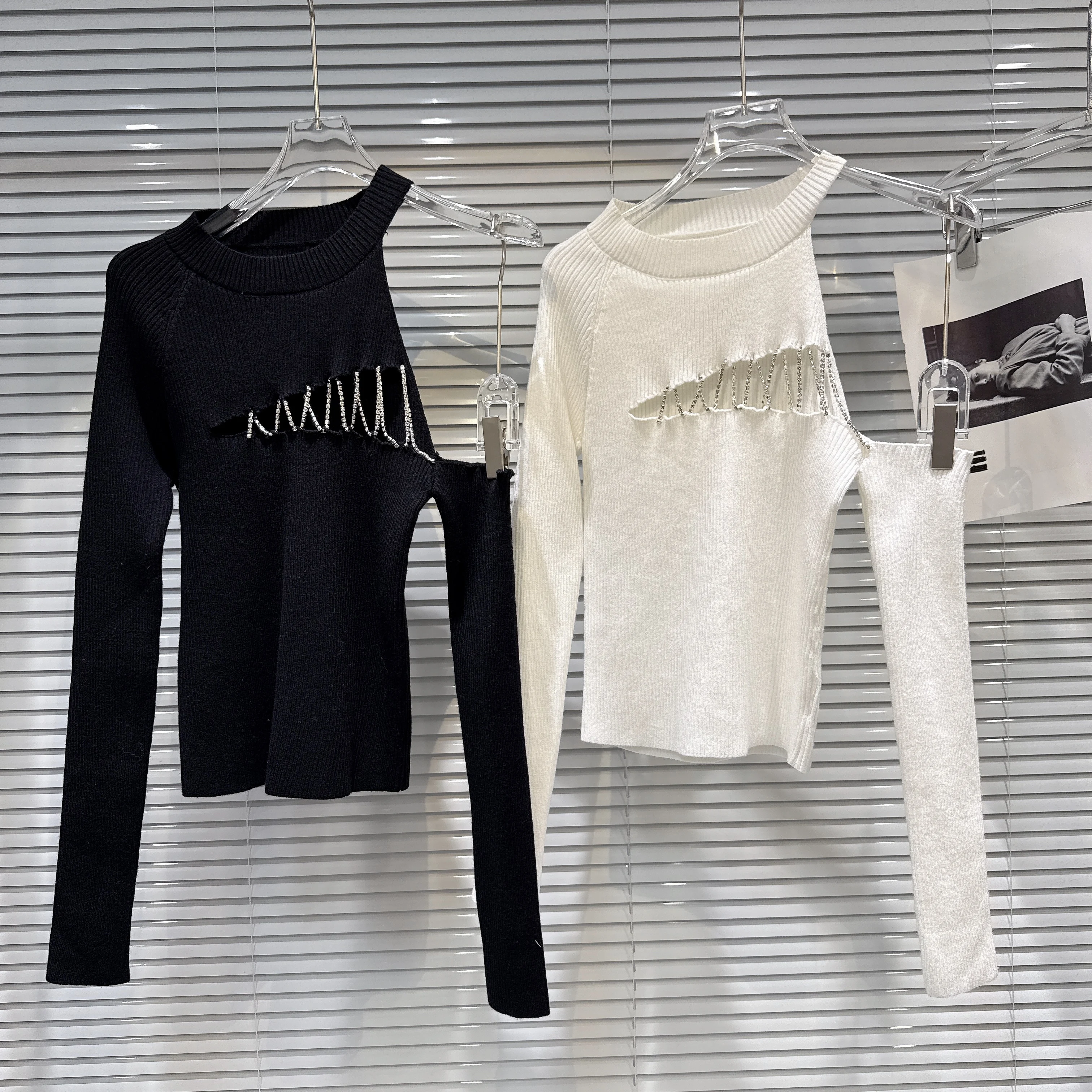 

Gagarich, мода 2026, зима, новая мода, пикантная девушка, с открытыми плечами, цепочка со стразами, полый дизайн, вязаный свитер, маленькая рубашка, топ