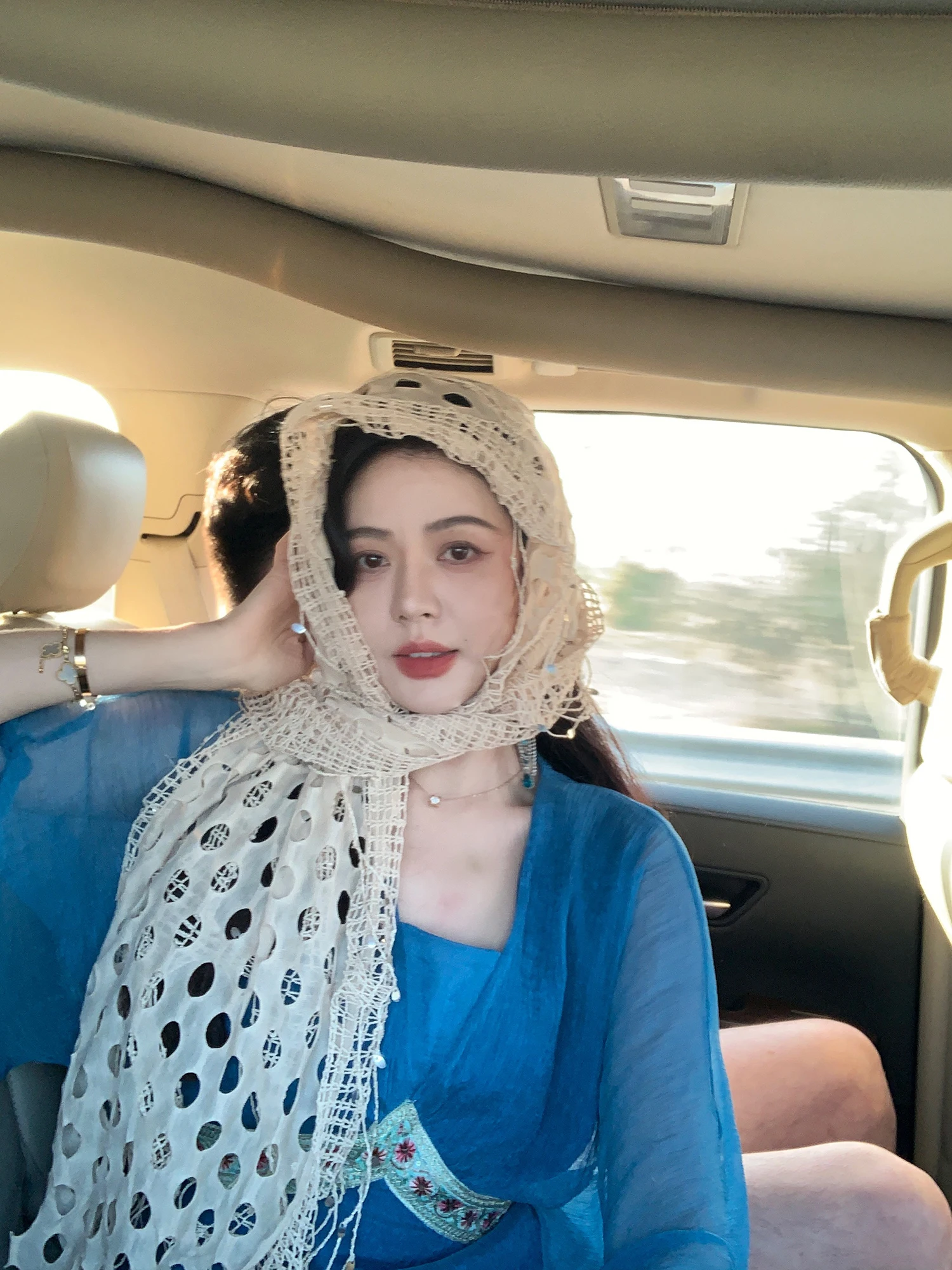 

Ele Vintage Gemstone Embellied V-Ne Holiday Top And f Skirt Set for Beautiful Women Super Whitening Faionable