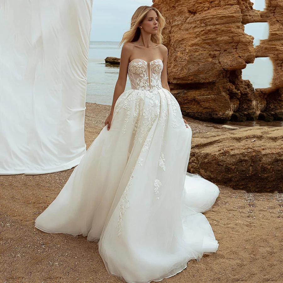 

Sweetheart Neck Lace A-line Sexy Bride Gown Sleeveelss A-line Backless Wedding Gown Court Train Illusion robe de mariée