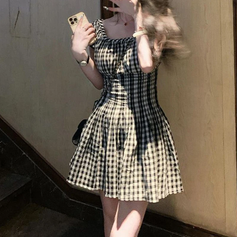 Schwarz-weißes Gingham-Minikleid für Damen mit quadratischem Ausschnitt, Puffärmeln und ausgestelltem Saum, Freizeitkleid