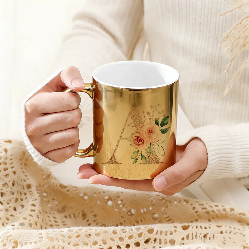2026 Neuer Modestil Rosa Blumen Buchstaben-Druck Wasserbecher Kaffeetasse Teetasse Milchbecher Goldene Tassen Partygeschenke für Freundin