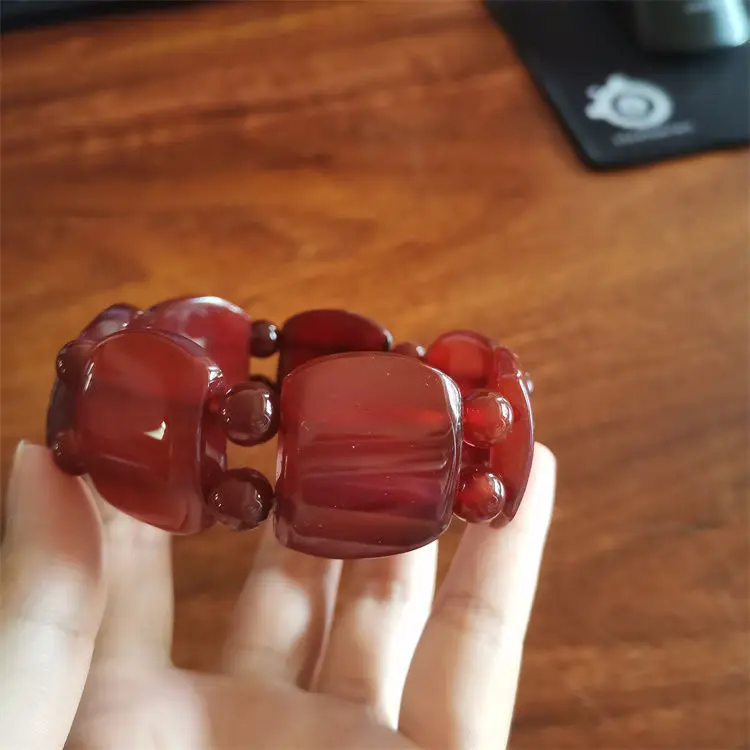 Natural Red Agate Semicircle and Bead-separated Bracelets for Men and Women Are Popular Bracelets for This Year.