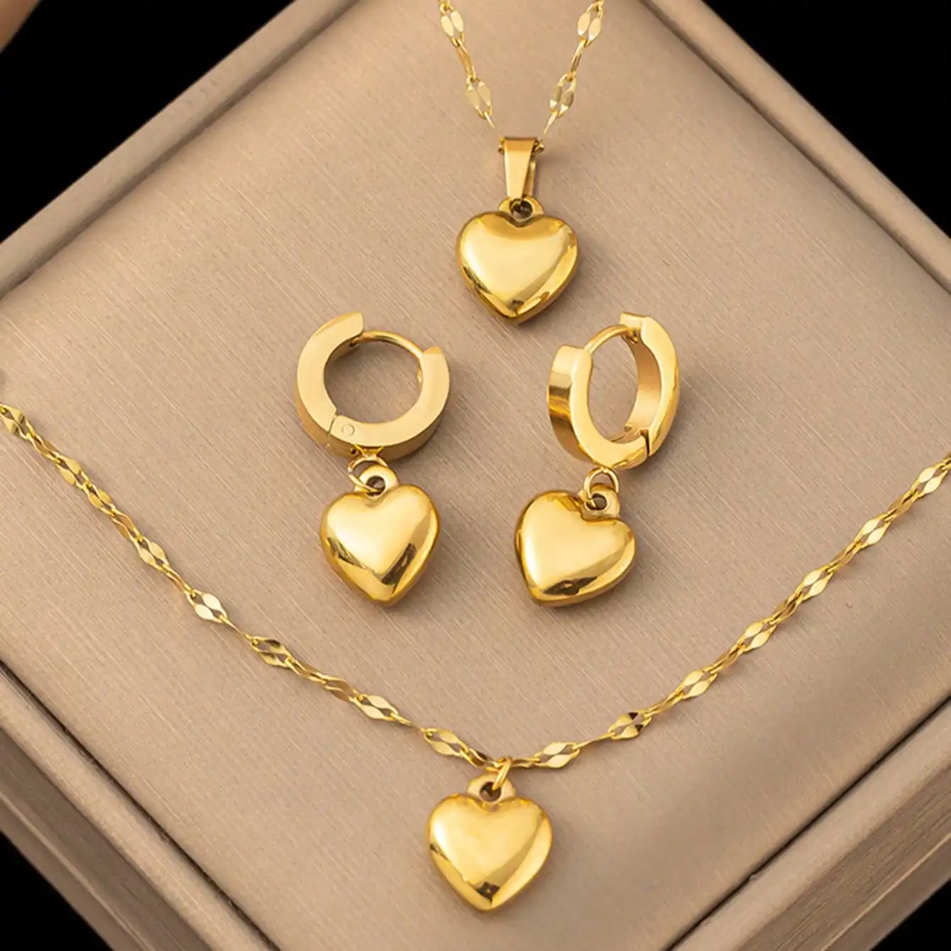 1set 4 pcs stainless steel jewelry, including a necklace, earrings and a bracelet, with a retro and elegant heart-shaped design