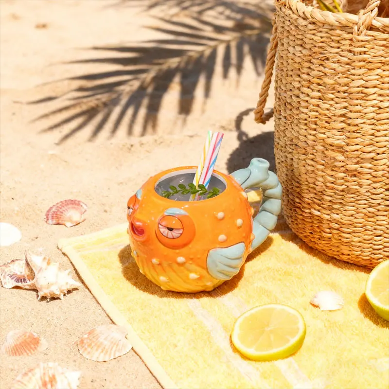 La linda taza Tiki con una copa de vino hawaiana única en forma de pez con burbujas es perfecta para dar a amigos como taza de regalo de cumpleaños