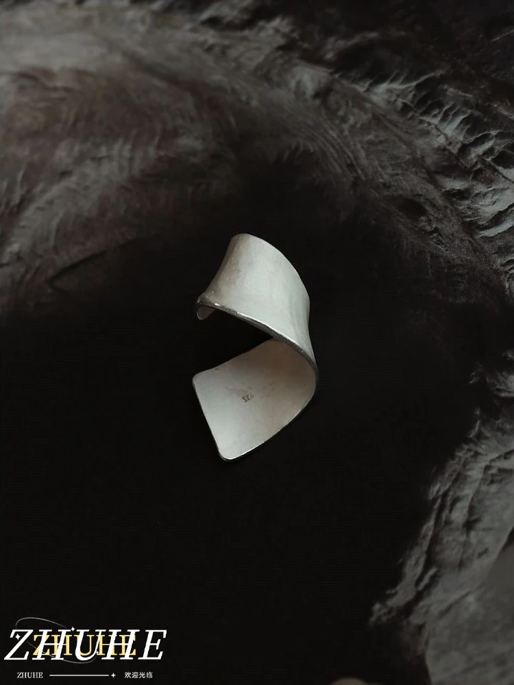 

The Wide-brimmed Ear Bone Clip In A Retro Style Is A Perfect Jewelry Accessory For Men And Women As A Party Gift