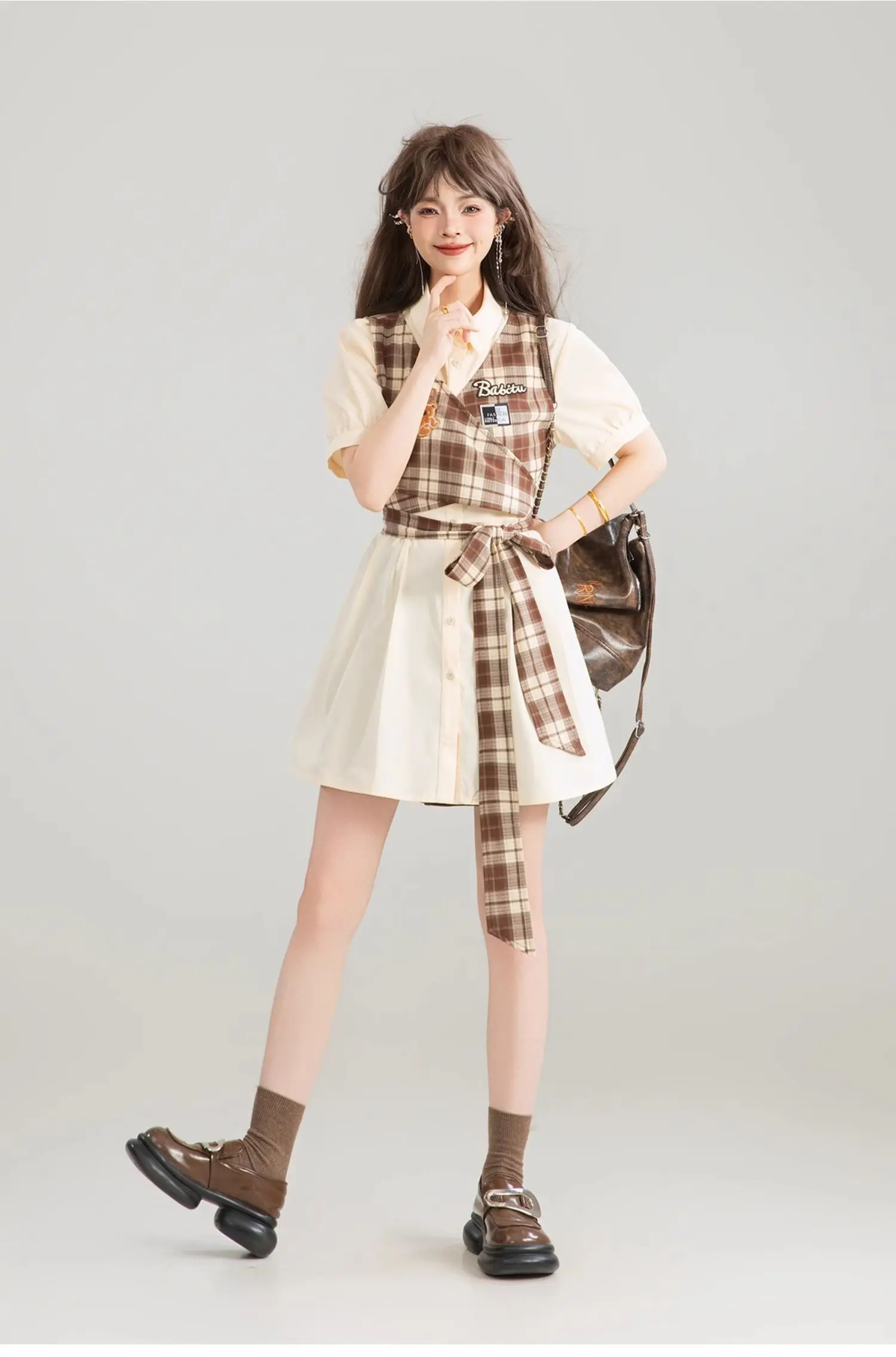 Été 2025 nouveau beau à lacets serrer la taille faux deux pièces chemise Plaid épissage en forme de col de chemise robe courte