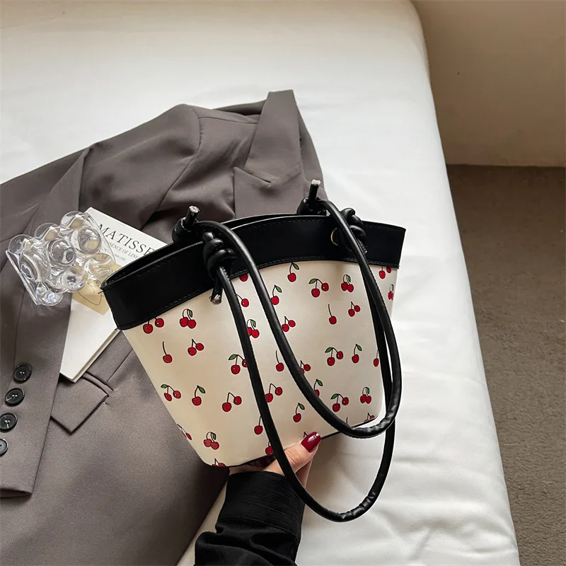 Torba damska z motywem wiśni inspirowana projektantami, jesień 2025, mała torebka na ramię, wielofunkcyjna, modna, estetyczna torba dzienna.
