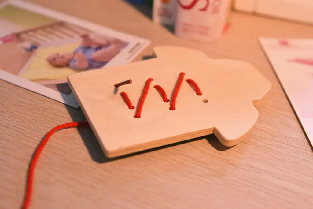 

Kids Wooden Threading Button Clothes Shape Toy Tie Laces Gift Green