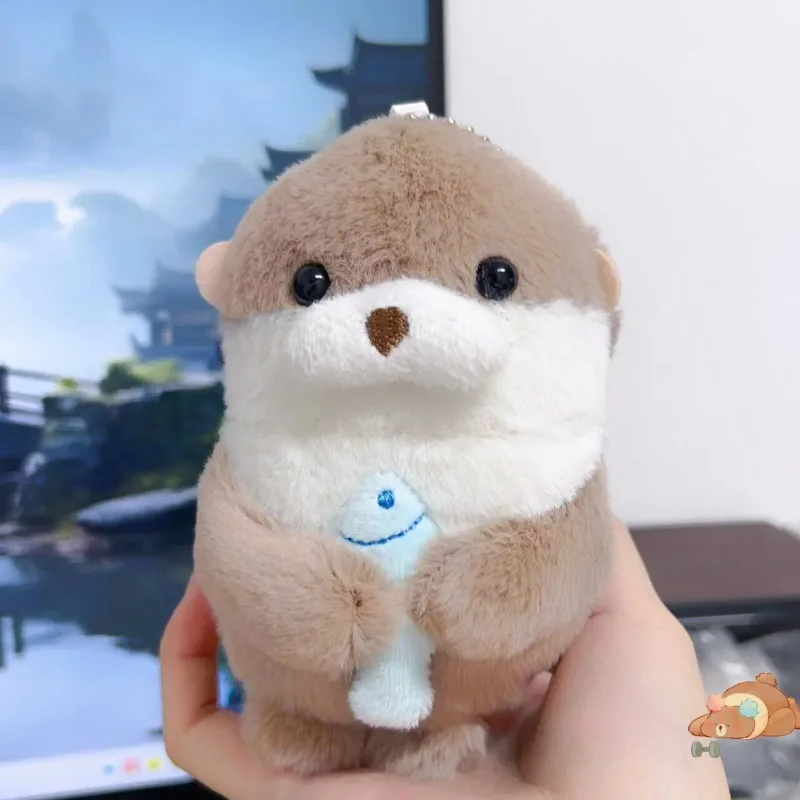かわいいカワウソと魚のぬいぐるみキーホルダー、軽量ハンギングペンダント、スクールバッグ、鍵、財布、人形、おもちゃ、キーリングギフト用小道具