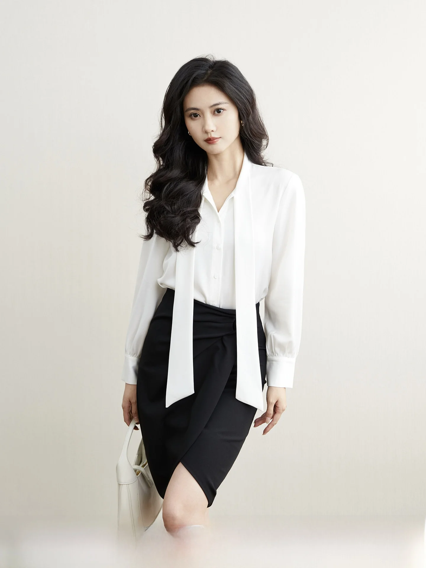 

Элегантная атласная блузка с длинным рукавом для женщин, офисный стиль, весна, профессиональный крой, прямой силуэт, смесовый полиэстер, дышащая ткань