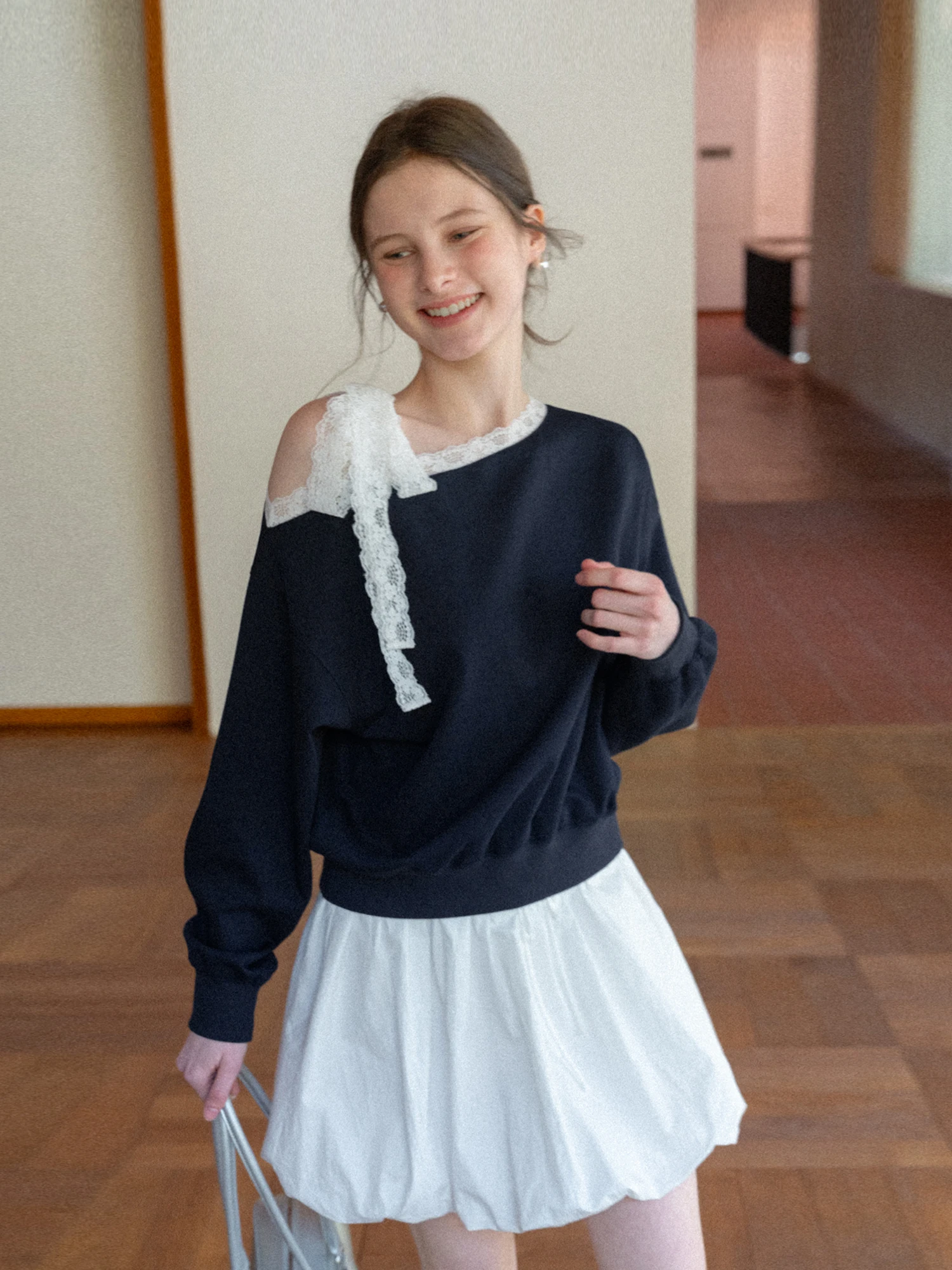 

Повседневный свитшот с кружевной отделкой и открытыми плечами, свободного кроя, с длинными рукавами, женский топ EGGKA, весна 2026, модный повседневный стиль