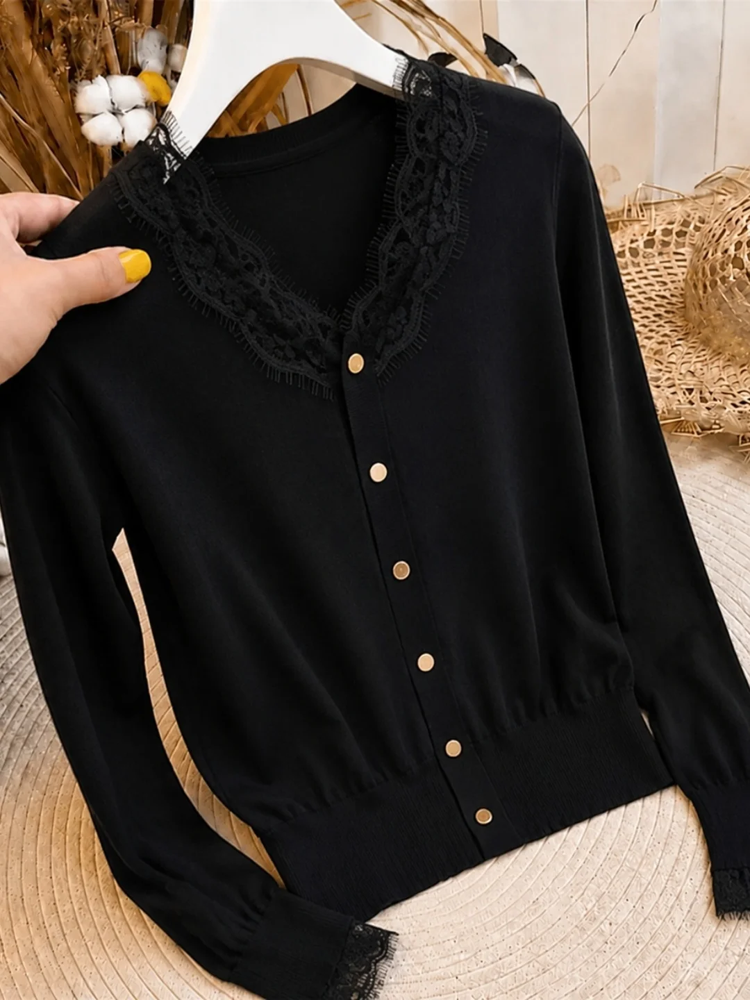 Fashionable Lace Splice V-Neck Knitted Sweater Long Sleeve Women's Top Light Maturity Style Winter New Single Button Casual Wear