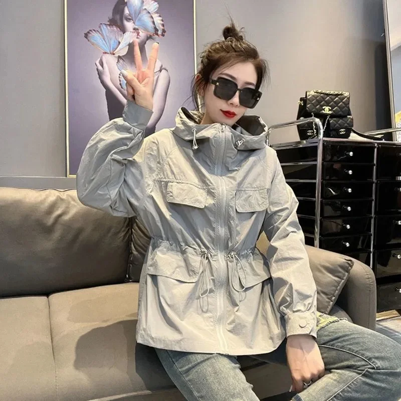 Sportliche kurze Kapuzenjacke für Damen, lässig, einfarbig, Reißverschluss, lockerer Sommer, neuer Stil, Sonnenschutz, Oberbekleidung, Polyesterfaser