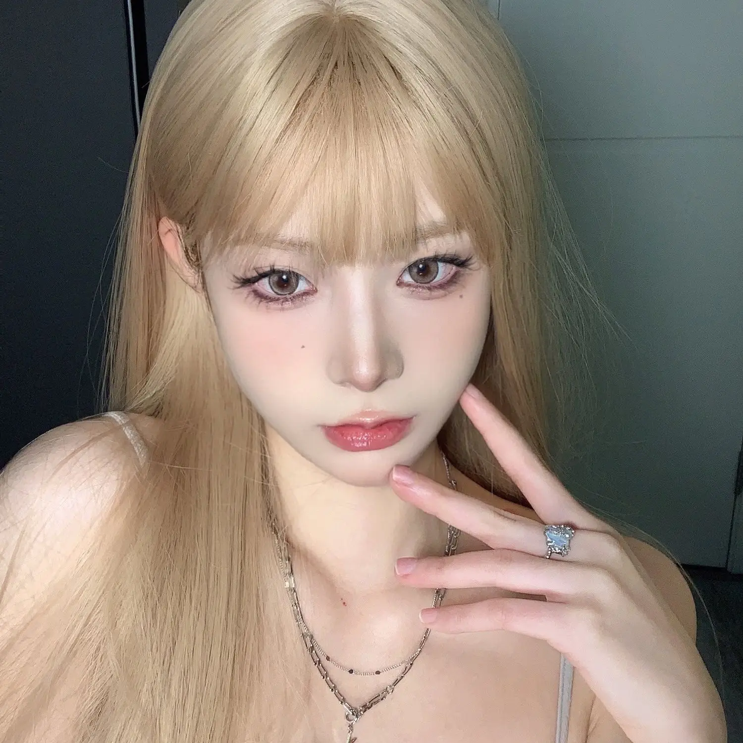 

Синтетический длинный светлый волнистый парик, естественный вид, термостойкое волокно, модные женские волосы, косплей, повседневная вечеринка, полная голова