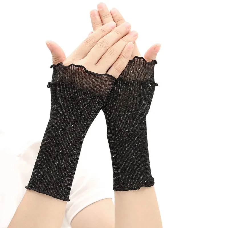 

Женские черные прозрачные сетчатые перчатки без пальцев с блестящими деталями и рюшами.