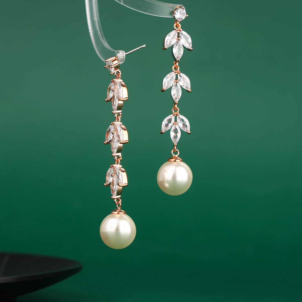 Pendientes elegantes de perlas drapeadas de diamantes de imitación, Pendientes colgantes de circonita cúbica para boda, fiesta de graduación, oro