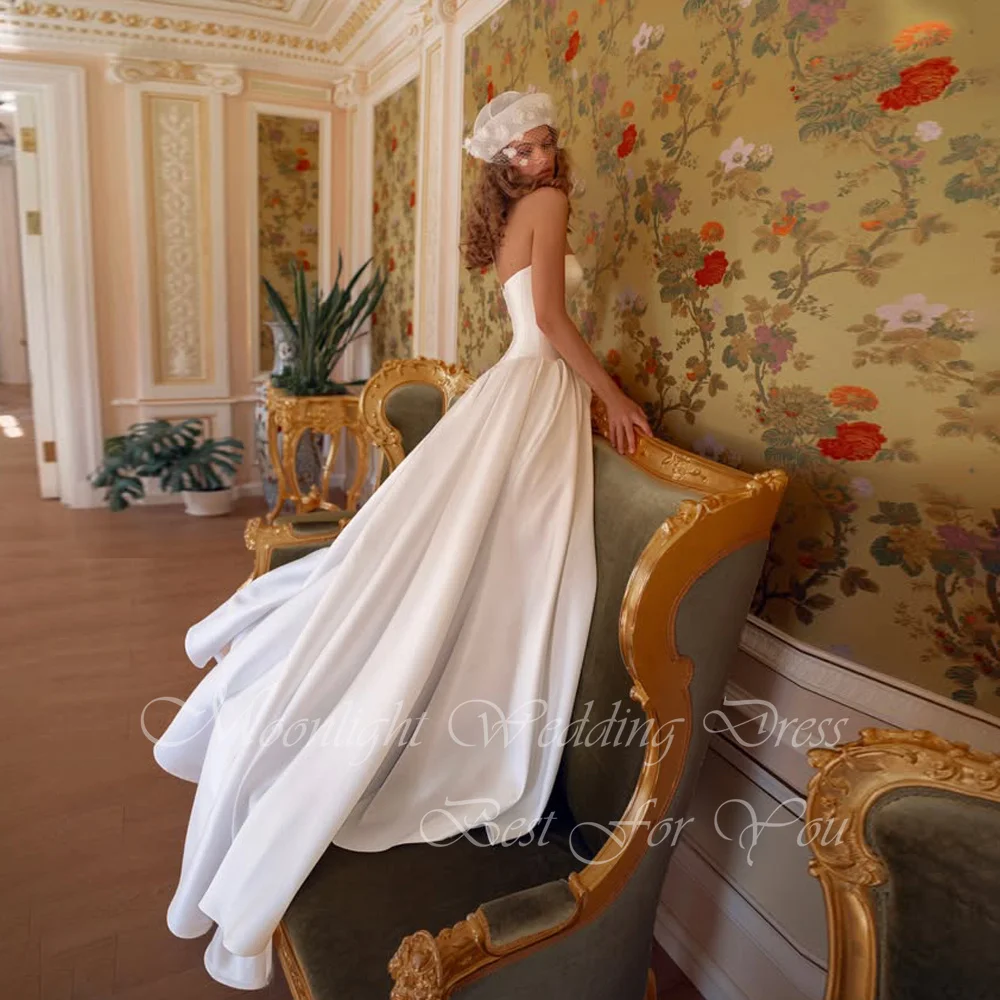 ชุดแต่งงานทรงเอไลน์แบบจีบสมัยใหม่ คอวี แขนกุด เปิดหลัง ผ้าซาติน ปี 2026 ผ่าข้างสูง รับตัดตามสั่ง