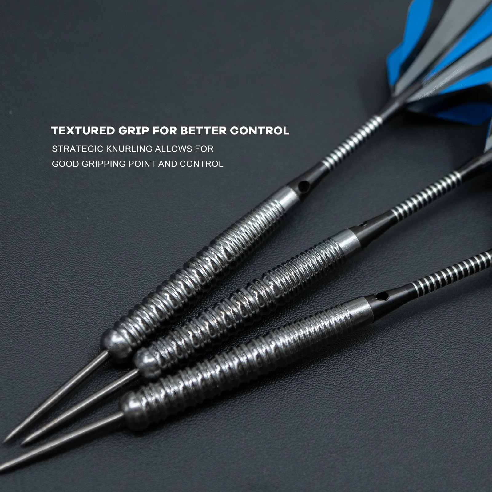 Set di freccette in ferro Huanqu, include ali di freccette, aste per freccette, temperamatite per punte di freccette, una scatola di immagazzinaggio nera e la sezione dell'impugnatura ha una superficie strutturata per aumentare l'attrezzatura del gioco, l'intrattenimento, i giochi di società. Regali di Natale, regali di Pasqua, regali di San Valentino