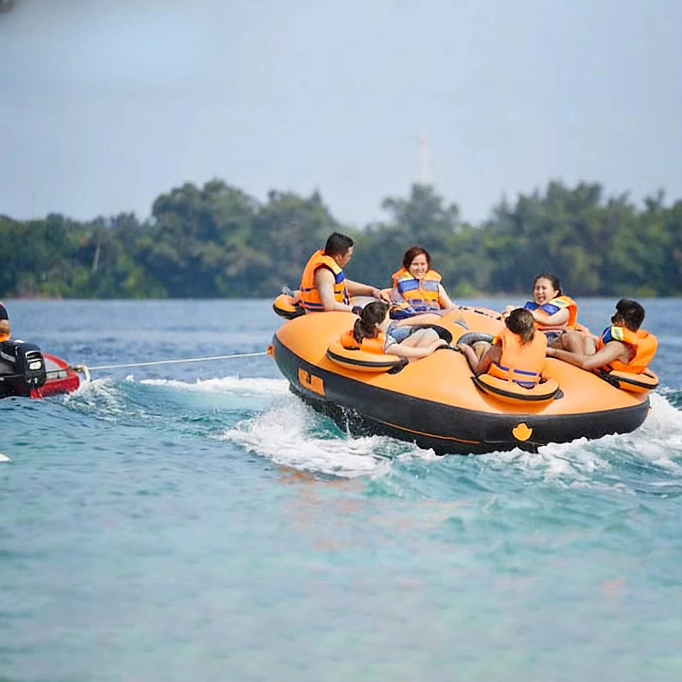 Crazy 6-8 Player Inflatable Donut Boat Inflatable Water Towable Tube Ski Boat Towable Rolling Disco Boat for Water Sports Game