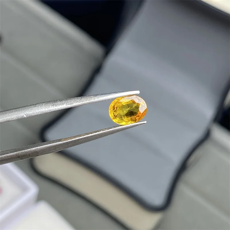 1 saphir jaune naturel ovale 5 * 7 mm, pesant 1 carat, peut être utilisé comme anneau ou pendentif