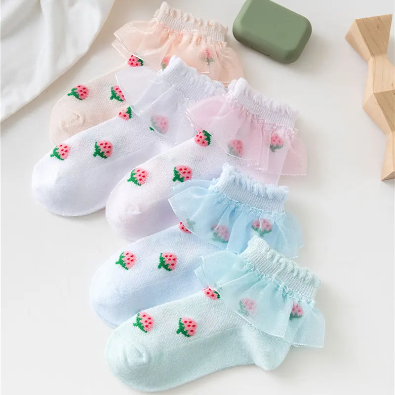 

1/5 пар летних тонких носков для девочек с кружевной отделкой, сетчатыми вставками и клубничным узором, детские чулки